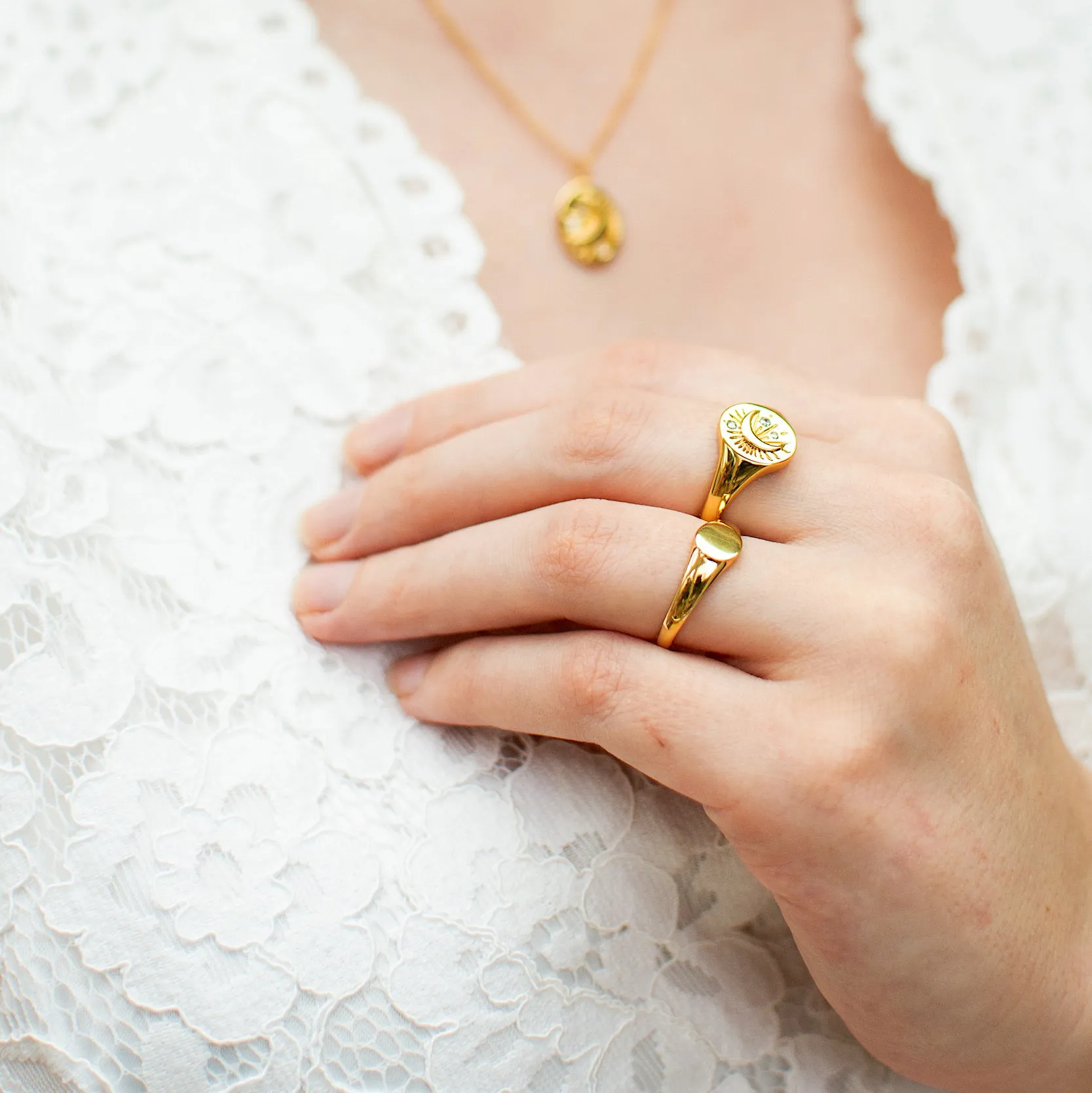 Minimal Signet Ring Gold